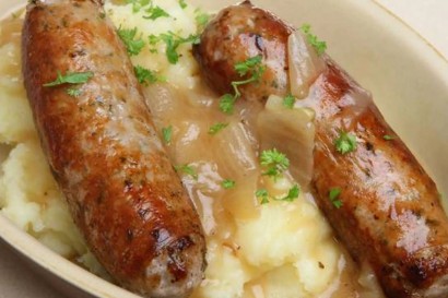 Carnati in sos de ceapa cu vin rosu si piure